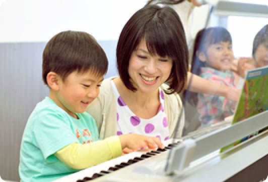 楽器を演奏する子ども｜４・５歳 幼児科