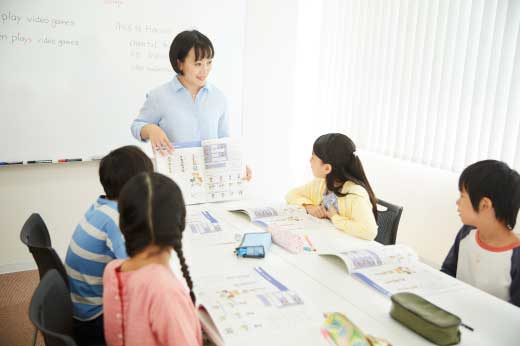 英語で話す小学生と指導する先生|小学5・6年生 英語基礎