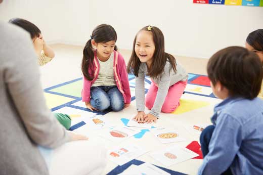 先生と楽しそうな子どもたち|4歳・5歳 トーキッズ