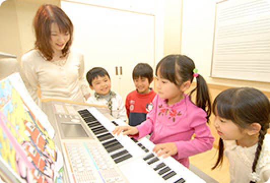 ピアノを演奏する子ども｜ジュニアスクールコース